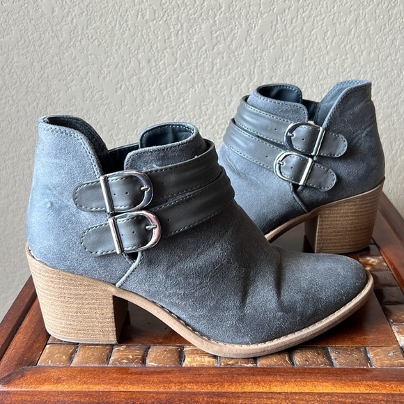 Quipid gray strapped ankle boots, size 7.5 - Picture 2 of 9